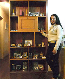 Adriana Levino junto à estante dedicada aos objetos que conquistou em suas viagens pelo mundo (Lugar Certo) Adriana Levino junto à estante dedicada aos objetos que conquistou em suas viagens pelo mundo (Lugar Certo)