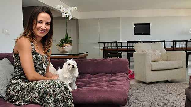 A arquiteta Marina Dubal diz que observar a resist�ncia dos tecidos usados para revestir  sof�s e outras pe�as � essencial para mant�-los por mais tempo (Eduardo de Almeida/RA studio)