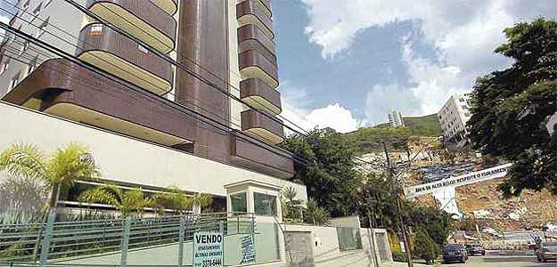 Prédio com anúncio na área onde houve deslizamento: negócios paralisados nas ruas próximas ao desastre (Maria Tereza Correia/EM/D.A Press) Prédio com anúncio na área onde houve deslizamento: negócios paralisados nas ruas próximas ao desastre (Maria Tereza Correia/EM/D.A Press)