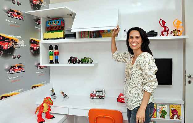 A designer de interiores Iara Santos diz que projetos de decoração devem prever espaços para acomodar brinquedos, livros e roupas de forma simples e garantir o livre acesso das crianças (Eduardo Almeida/RA Studio) A designer de interiores Iara Santos diz que projetos de decoração devem prever espaços para acomodar brinquedos, livros e roupas de forma simples e garantir o livre acesso das crianças (Eduardo Almeida/RA Studio)