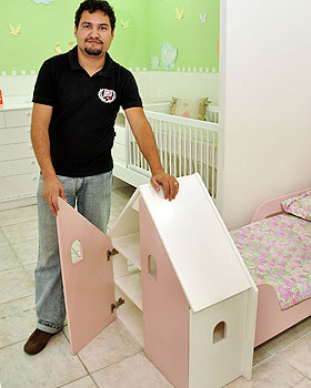 Marcus Vinícius da Silva Lima, da Sapeka, recomenda baús, armários e cômodas para ajudar pais a manter organização nos quartos dos filhos (Eduardo Almeida/RA Studio) Marcus Vinícius da Silva Lima, da Sapeka, recomenda baús, armários e cômodas para ajudar pais a manter organização nos quartos dos filhos (Eduardo Almeida/RA Studio)