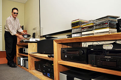 Sérgio Mancini, consultor de projetos da HiFi Club, diz que equipamentos podem custar entre R$ 25 mil e R$ 60 mil, dependendo da qualidade e sofisticação dos aparelhos (Eduardo de Almeida/RA Studio) Sérgio Mancini, consultor de projetos da HiFi Club, diz que equipamentos podem custar entre R$ 25 mil e R$ 60 mil, dependendo da qualidade e sofisticação dos aparelhos (Eduardo de Almeida/RA Studio)