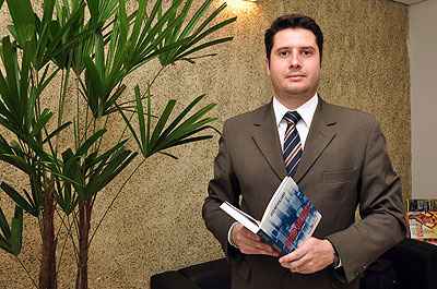 O advogado Fernando Augusto de Magalhães diz que problema no telhado, por lei, é de responsabilidade comum dos condôminos (Eduardo de Almeida/RA Studio) O advogado Fernando Augusto de Magalhães diz que problema no telhado, por lei, é de responsabilidade comum dos condôminos (Eduardo de Almeida/RA Studio)