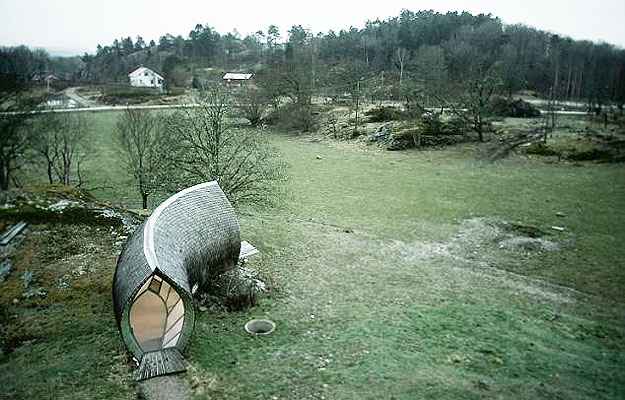 A casa ecológica do arquiteto escandinavo Torsten Ottesjö foi projetada para refletir a paisagem sem chamar muita atenção (Torsten Ottesjö/Reprodução Daily Mail/Mail Online)