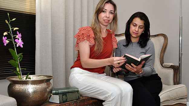Samira Ader e Andréa Medeiros dizem que é possível criar cantos separados, conforme o perfil de cada morador (Eduardo de Almeida/RA studio.) Samira Ader e Andréa Medeiros dizem que é possível criar cantos separados, conforme o perfil de cada morador (Eduardo de Almeida/RA studio.)