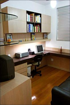 Projetos de escritório para espaços reduzidos, como este, podem ser facilmente adaptados em cômodos onde ficavam as dependências de empregada (Eduardo de Almeida/RA Studio)
