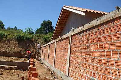 Poss Vel Iniciar Uma Obra Junto Aos Muros De Divisa Do Terreno