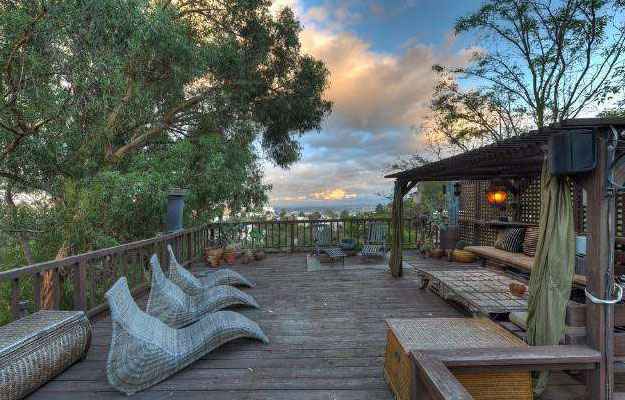 Um deck suspenso leva a casa para o alto de árvores e chega à paisagem privilegiada de Hollywood Hills (Realtor.com/Divulgação) Um deck suspenso leva a casa para o alto de árvores e chega à paisagem privilegiada de Hollywood Hills (Realtor.com/Divulgação)