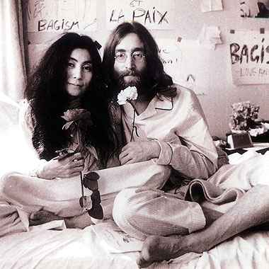 John e Yoko durante um dos protestos em que ficaram na cama por sete dias para pedir paz (Reprodução) John e Yoko durante um dos protestos em que ficaram na cama por sete dias para pedir paz (Reprodução)