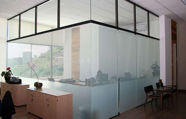 No escritório, na mesa e na sala (foto abaixo), material renova o visual e garante privacidade, em projetos de Pedro Raggi - Lux Glass/Divulgação