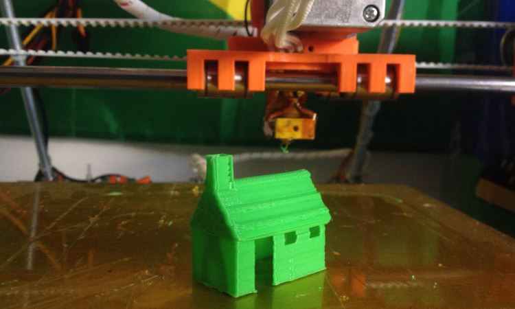 O projeto da InovaHouse3D começou com uma simples impressora 3D que fazia objetos plásticos - InovaHouse3D/Divulgação