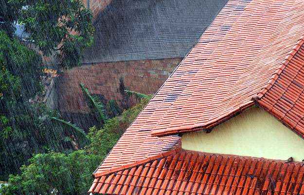 Vistoria regular no telhado é fundamental para evitar goteiras e infiltrações  (Eduardo Almeida/RA Studio)